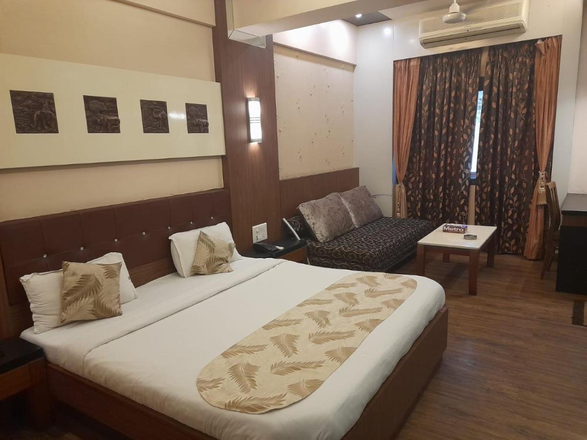 Hotel Mayur By Wb Inn Ulhāsnagar Екстериор снимка