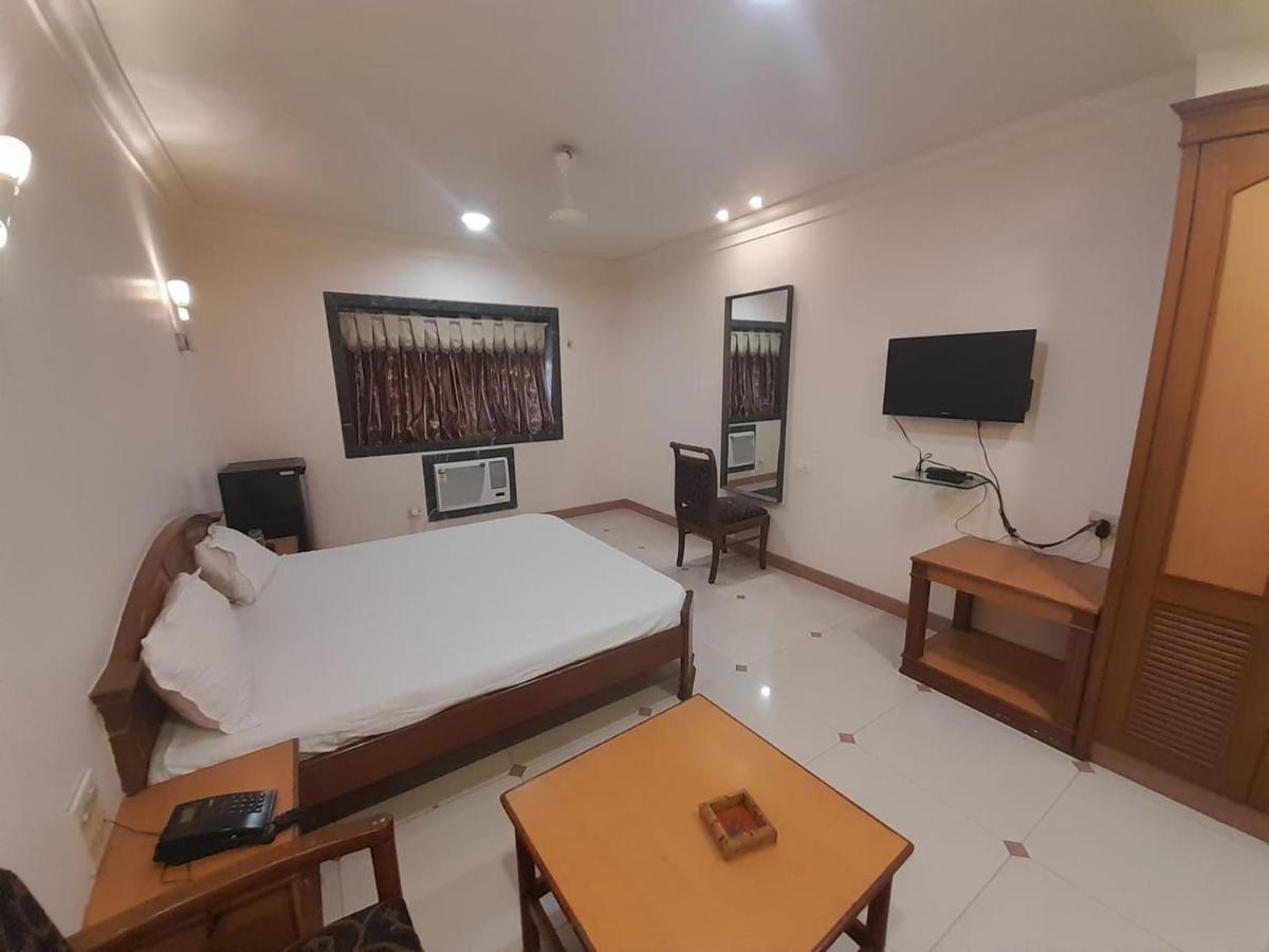 Hotel Mayur By Wb Inn Ulhāsnagar Екстериор снимка