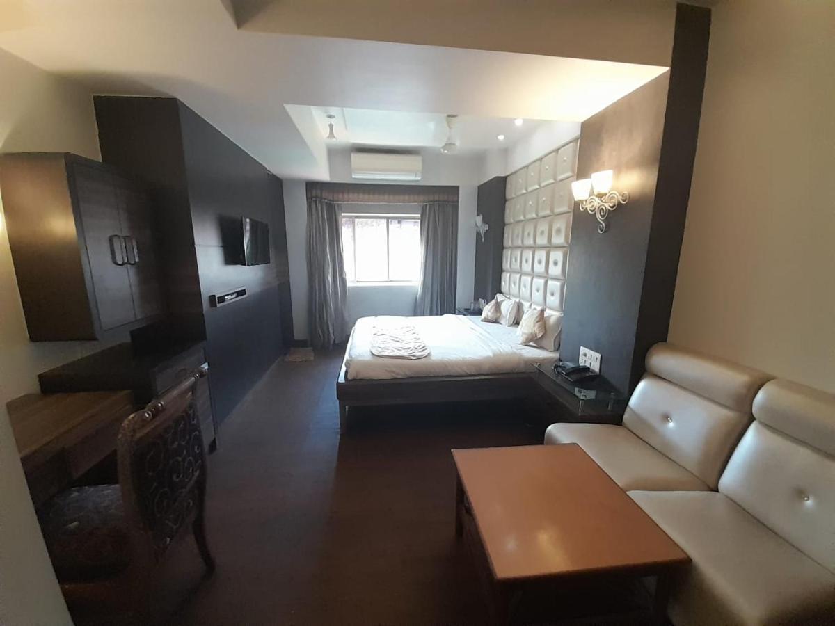 Hotel Mayur By Wb Inn Ulhāsnagar Екстериор снимка
