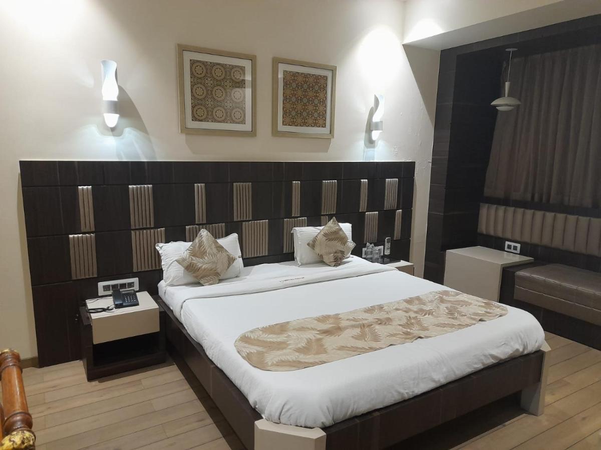 Hotel Mayur By Wb Inn Ulhāsnagar Екстериор снимка