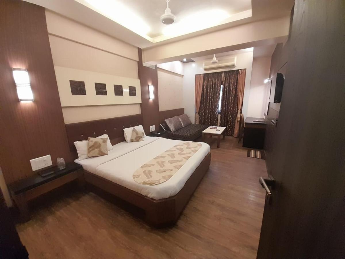 Hotel Mayur By Wb Inn Ulhāsnagar Екстериор снимка